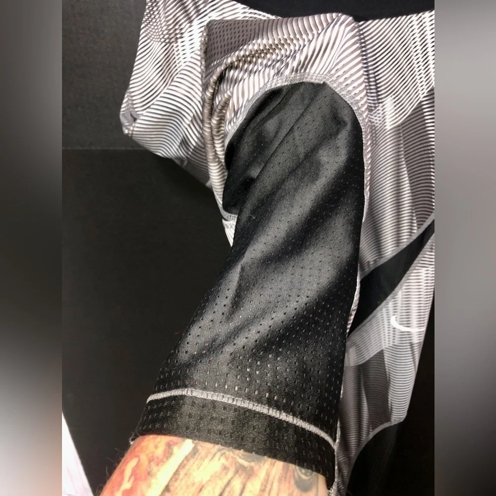 🕸️Nike Pro DriFIT Hypercool Frequency Capri Leggings